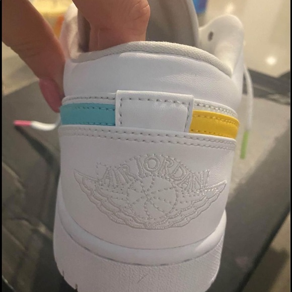 Jordans size 9.5 Men’s 11 woman’s - Picture 2 of 4